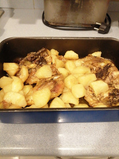 Una foto de Pollo al horno con cerveza y patatas con pimentón dulce