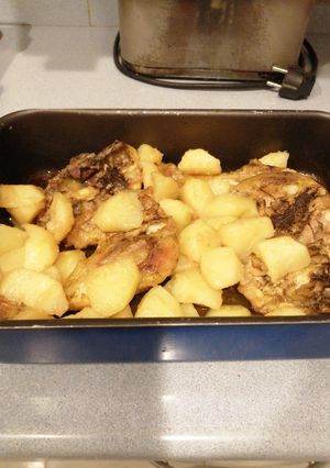 Una foto de Pollo al horno con cerveza y patatas con pimentón dulce