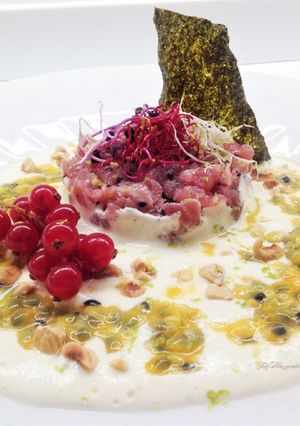 Foto di Tartare di tonno con mousse di frutto della passione
