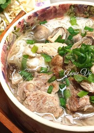 Hình của món Bún sườn sụn nấm rơm.