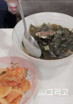 白鍾元食譜|超簡易版牛肉海帶湯【Sogogi Miyeok-guk】 的食譜成品照片
