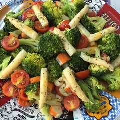 Una foto de Ensalada de brócoli con cúrcuma