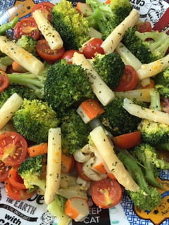 Una foto de Ensalada de brócoli con cúrcuma
