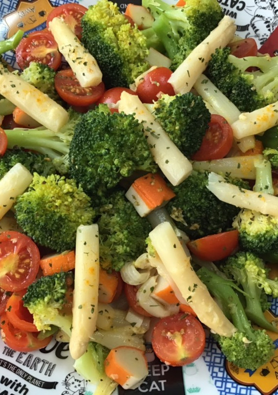 Una foto de Ensalada de brócoli con cúrcuma