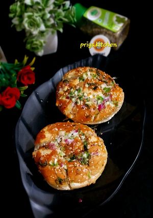 पनीर चीजी बन (Paneer cheesy bun recipe in Hindi) रेसिपी मुख्य फोटो