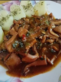 Una foto de Calamares en salsa con papitas guisadas!!