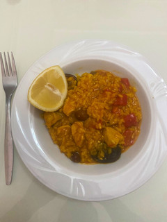 Una foto de Arroz con pollo y setas