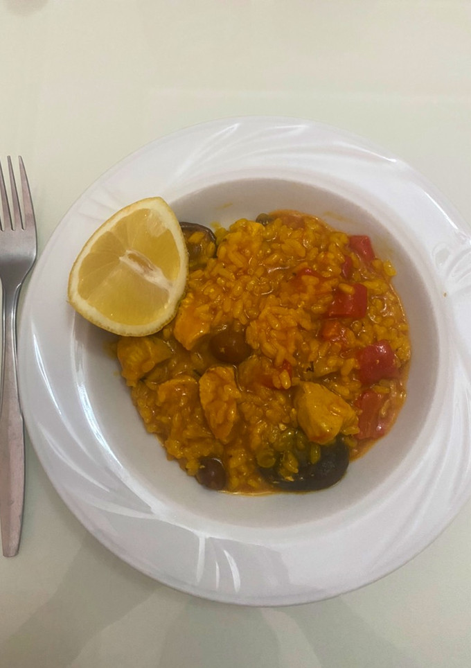Una foto de Arroz con pollo y setas