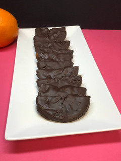 Una foto de Naranjas confitadas envueltas en chocolate