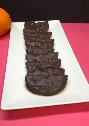 Una foto de Naranjas confitadas envueltas en chocolate