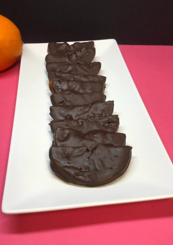 Una foto de Naranjas confitadas envueltas en chocolate