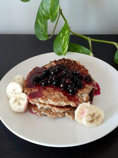 Una foto de Pancakes de avena-plátano con salsa de arándanos 🥞