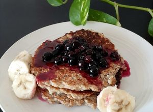 Una foto de Pancakes de avena-plátano con salsa de arándanos 🥞