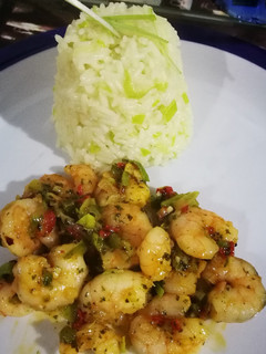 Una foto de Camarones con timbal de arroz y puerro