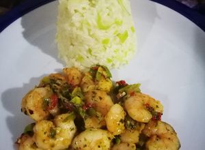 Una foto de Camarones con timbal de arroz y puerro