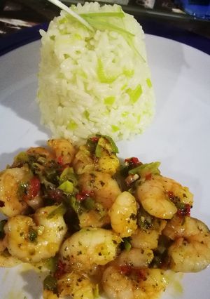 Una foto de Camarones con timbal de arroz y puerro