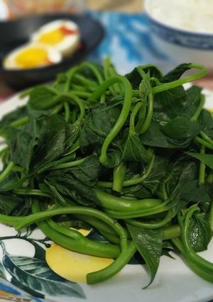 Hình của món Rau lang luộc chấm trứng dầm.