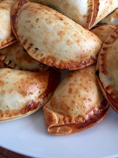 Una foto de Empanadillas de espinacas, piñones y pasas