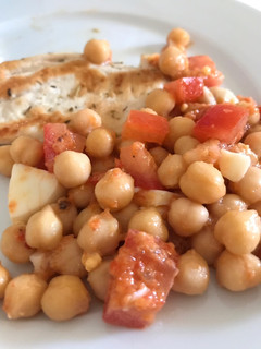 Una foto de Ensalada rapidísima, ligera y fresquita de garbanzos