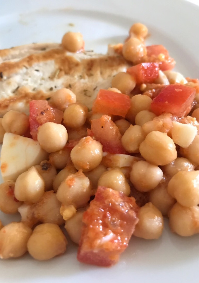 Una foto de Ensalada rapidísima, ligera y fresquita de garbanzos