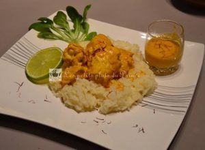 Une photo de Curry de lotte, crème de coco, citron vert et safran