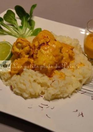 Une photo de Curry de lotte, crème de coco, citron vert et safran