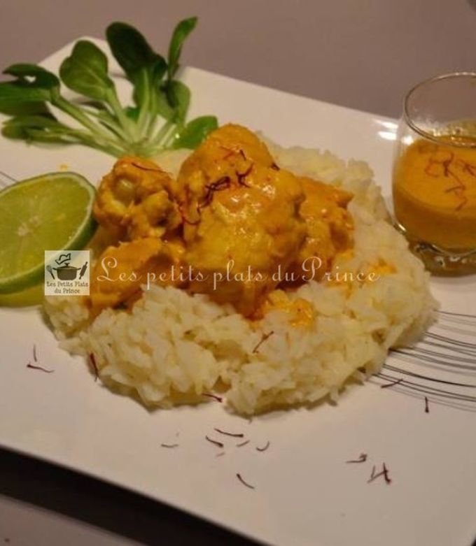 Une photo de Curry de lotte, crème de coco, citron vert et safran