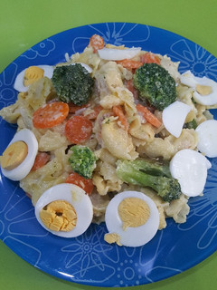 Una foto de Tortelinis de carne con brócoli coliflor y zanahoria