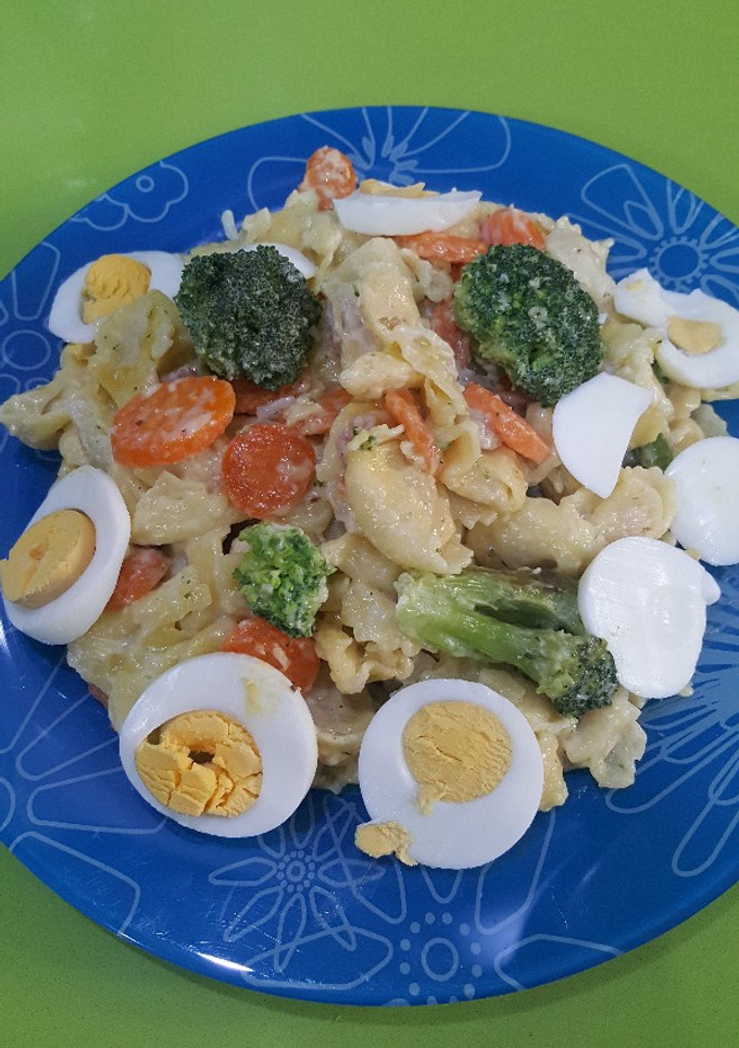 Una foto de Tortelinis de carne con brócoli coliflor y zanahoria