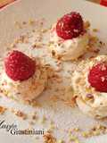 Panna alla camomilla con lamponi e granella di nocciole