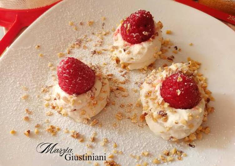 Panna alla camomilla con lamponi e granella di nocciole