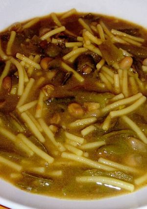 Una foto de Potaje de habas con fideos...(muy tradicional)