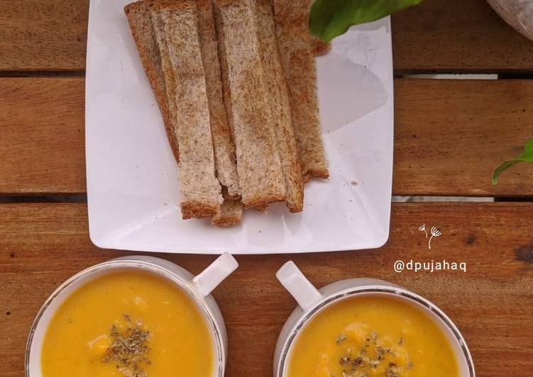 Bagaimana Menyiapkan Soup Pumpkin with Bread Toast yang Lezat
