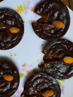 चोको लाव्हा बन्स (choco lava buns recipe in marathi) रेसिपी चे मुख्य फोटो