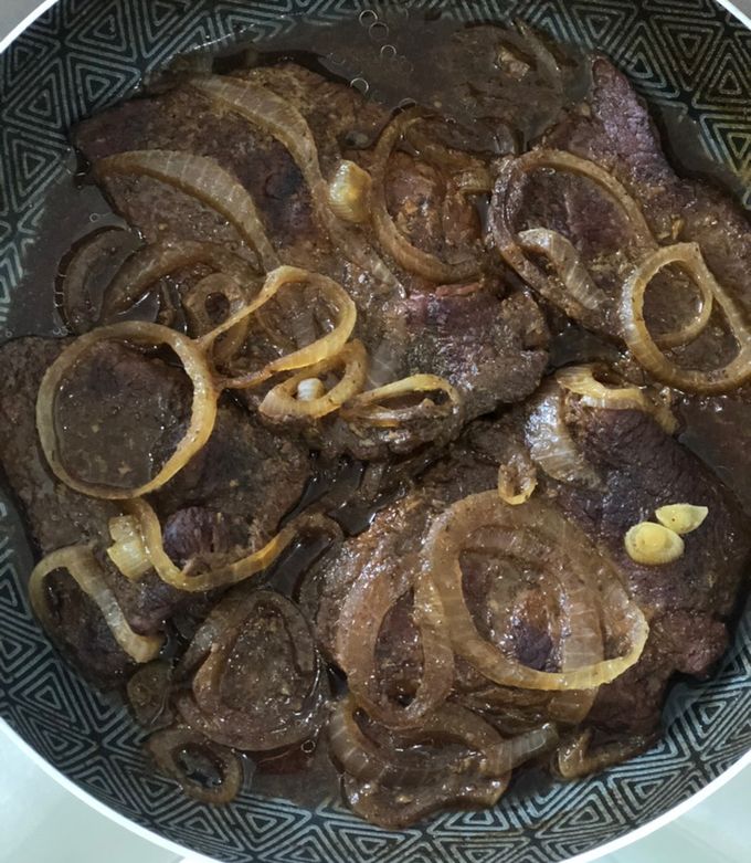 Una foto de Bistec de res encebollado