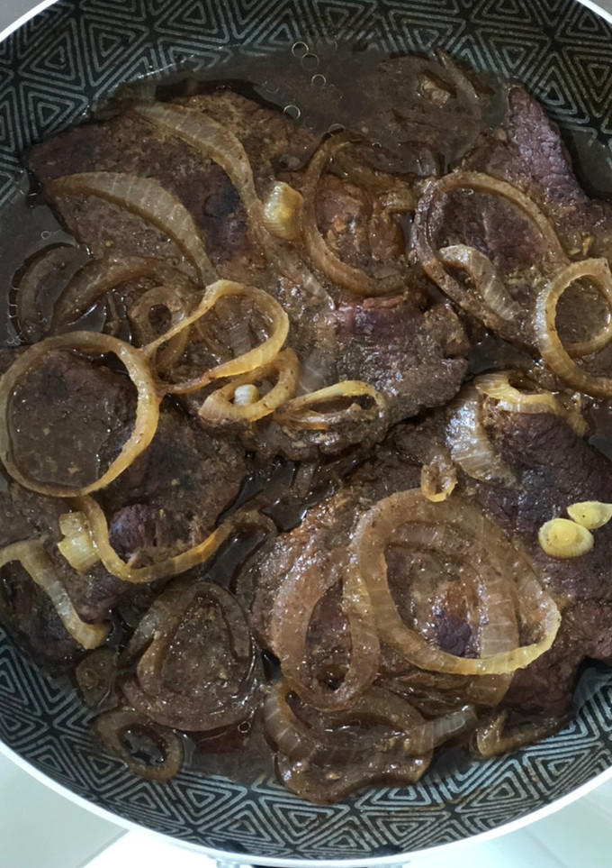 Una foto de Bistec de res encebollado