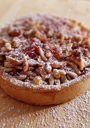 Una foto de Tartaleta de panellets, frutos secos y mermelada de fresa (sin gluten)