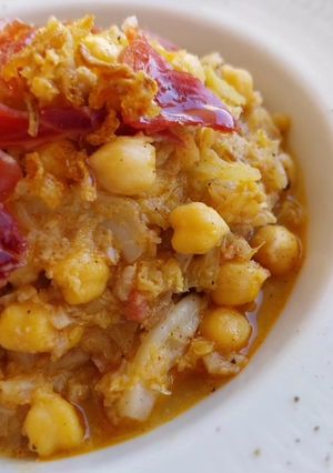 Una foto de Col refrita con garbanzos y butifarra de perol