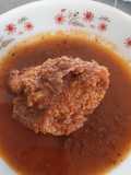 Pollo frito en salsa roja