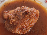 Pollo frito en salsa roja