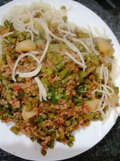 A picture of French beans with minced meat.