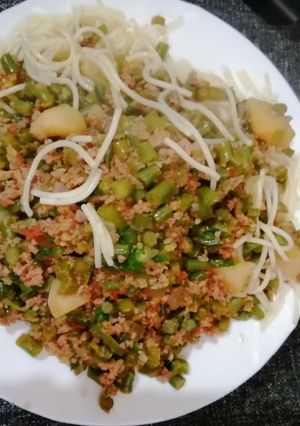 A picture of French beans with minced meat.