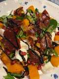 Ensalada de Calabaza Otoñal con Crujiente de Jamón Serrano, Granada y Rulo de Cabra