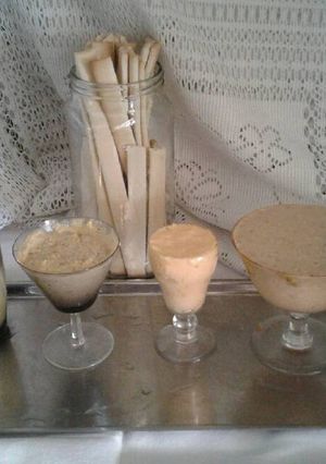 Una foto de Entradas:caprese, salmón, cheddar y aceituna