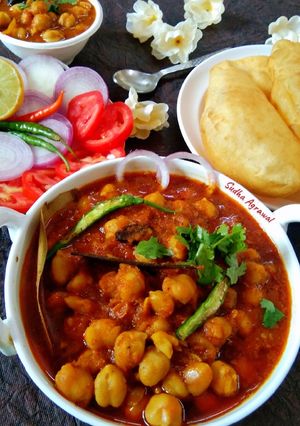 अमृतसरी पिंडी छोले विथ भटूरे (Amritsari Pindi Chole with bhature recipe in Hindi) रेसिपी मुख्य फोटो