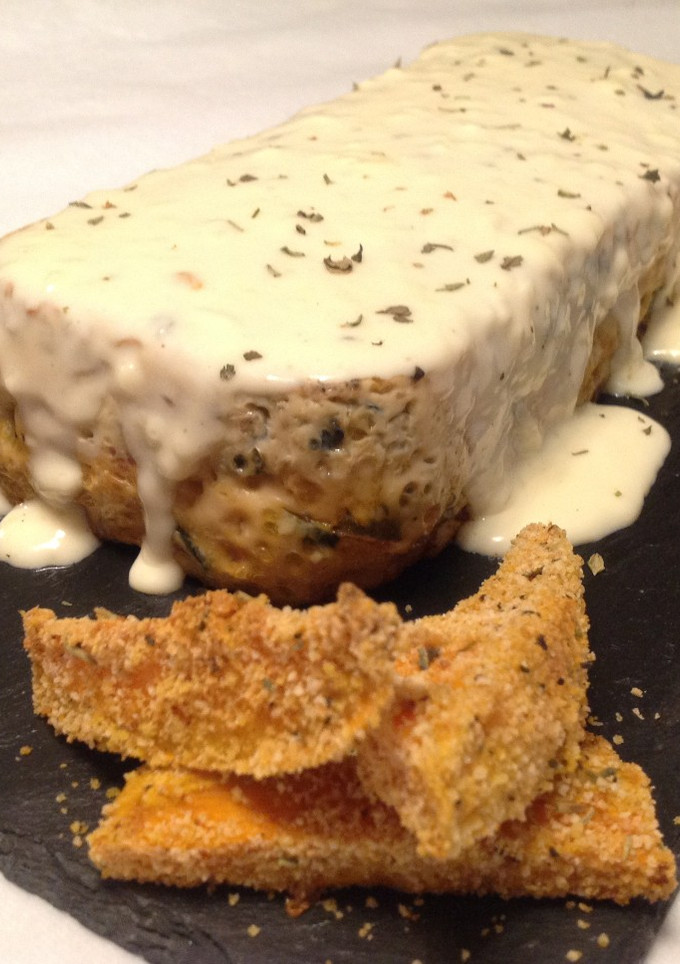 Una foto de Budín de verduras con salsa de queso