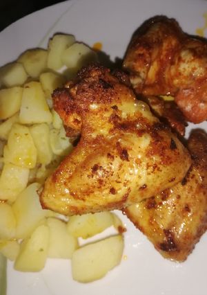 Grillcsirkeszárny sós krumplival recept fotója