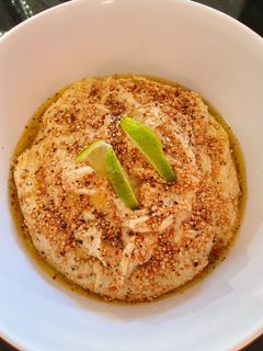 Una foto de Hummus con garbanzos secos