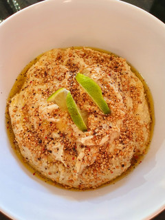 Una foto de Hummus con garbanzos secos
