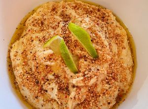 Una foto de Hummus con garbanzos secos